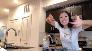 Asa Akira masturbuje się w kuchni