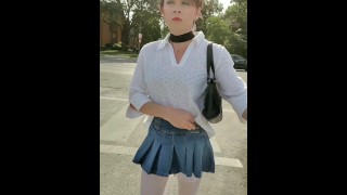 Spódniczka tak krótka, że mój penis z niej wystaje.