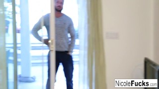 Gorący 3-way ze wspaniałymi Alix Lynx i Nicole Aniston