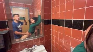 Hailey Rose dostaje Creampie w publicznej łazience Whole Foods