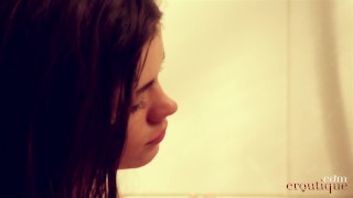 Mała Caprice masturbuje się pod prysznicem aż do wielkiego dzikiego orgazmu!