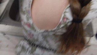 Pieprzenie przyrodniej siostry podczas rozmowy telefonicznej z mamą