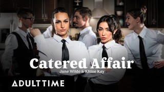 TRANSFIXED – Gorące kelnerki Jane Wilde i Khloe Kay PRZYŁAPANE na podrywaniu w pracy!