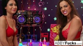 Abigail ma niezłą lesbijską zabawę z Lily