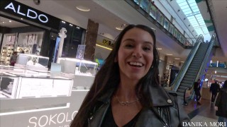 W centrum handlowym ze zdalnie sterowanymi zabawkami i kapiącą mokrą cipką w miejscu publicznym