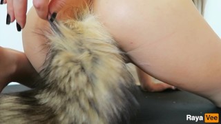 Zobacz, jak ociekam mokro, pieprząc mój tyłek za pomocą zatyczki do ogona