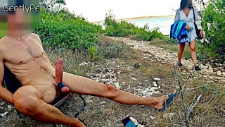 GENTLYPERV SPOTYKA PERWERSYJNĄ DZIEWCZYNĘ NA PLAŻY. Podczas ekshibicjonistycznego dnia nad morzem znajduję uroczą kobietę