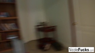 Seksowna masażystka Nicole smaruje bąbelkowy tyłek Triny