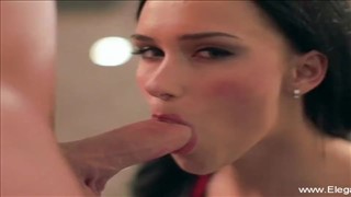 Zamaskowana Asa Akira masturbuje się podczas kwarantanny